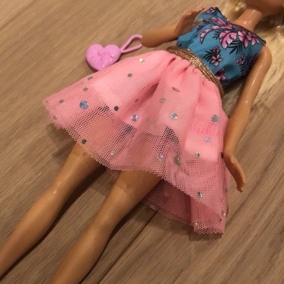 Like New! 2 in 1 Barbie - Picture 3 of 5